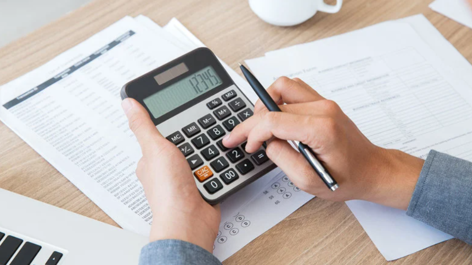 Яку суму необхідно сплатити платнику до бюджету у разі подання уточнюючої звітності?