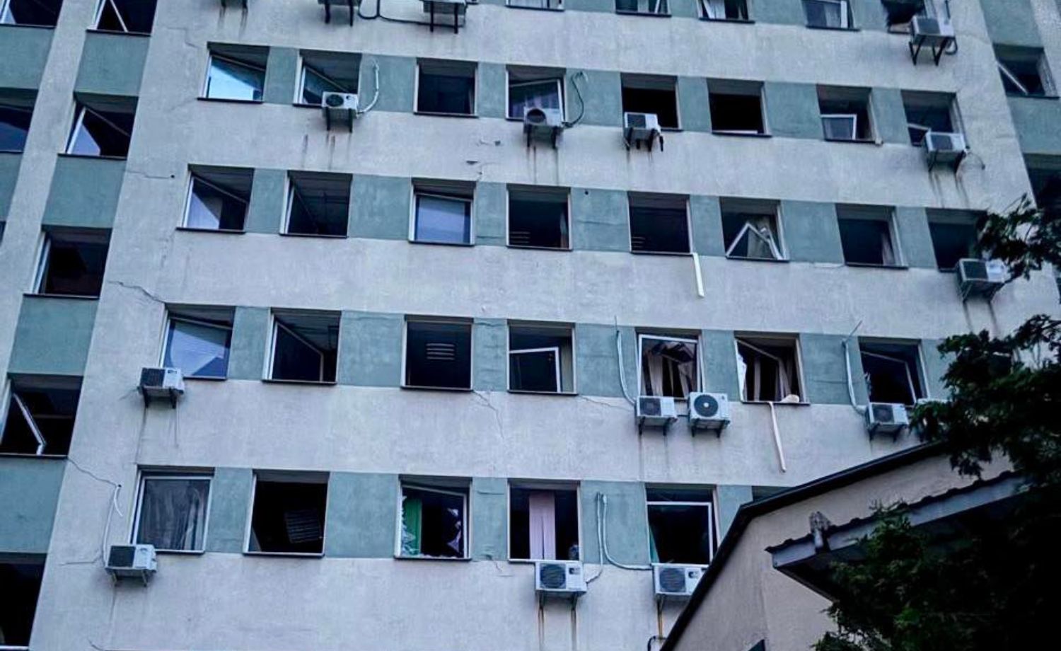 Внаслідок ворожої атаки пошкоджено одну з будівель податкової в Києві. Фото № 5/4