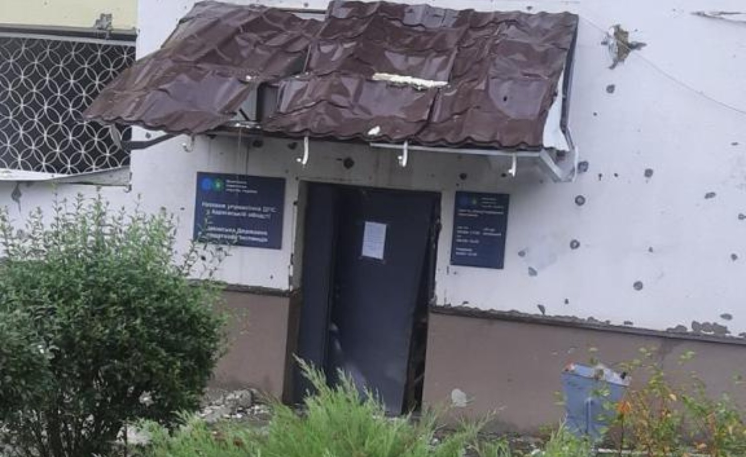 Внаслідок обстрілу Харківщини в Ізюмі пошкоджено будівлю податкової та поранено працівницю. Фото № 2/1