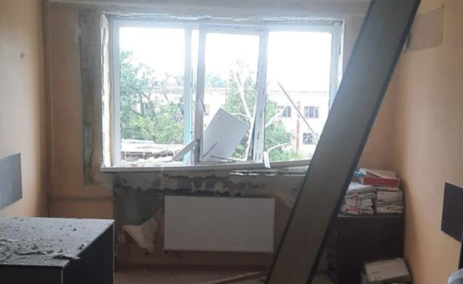 Внаслідок обстрілу Харківщини в Ізюмі пошкоджено будівлю податкової та поранено працівницю. Фото № 4/3
