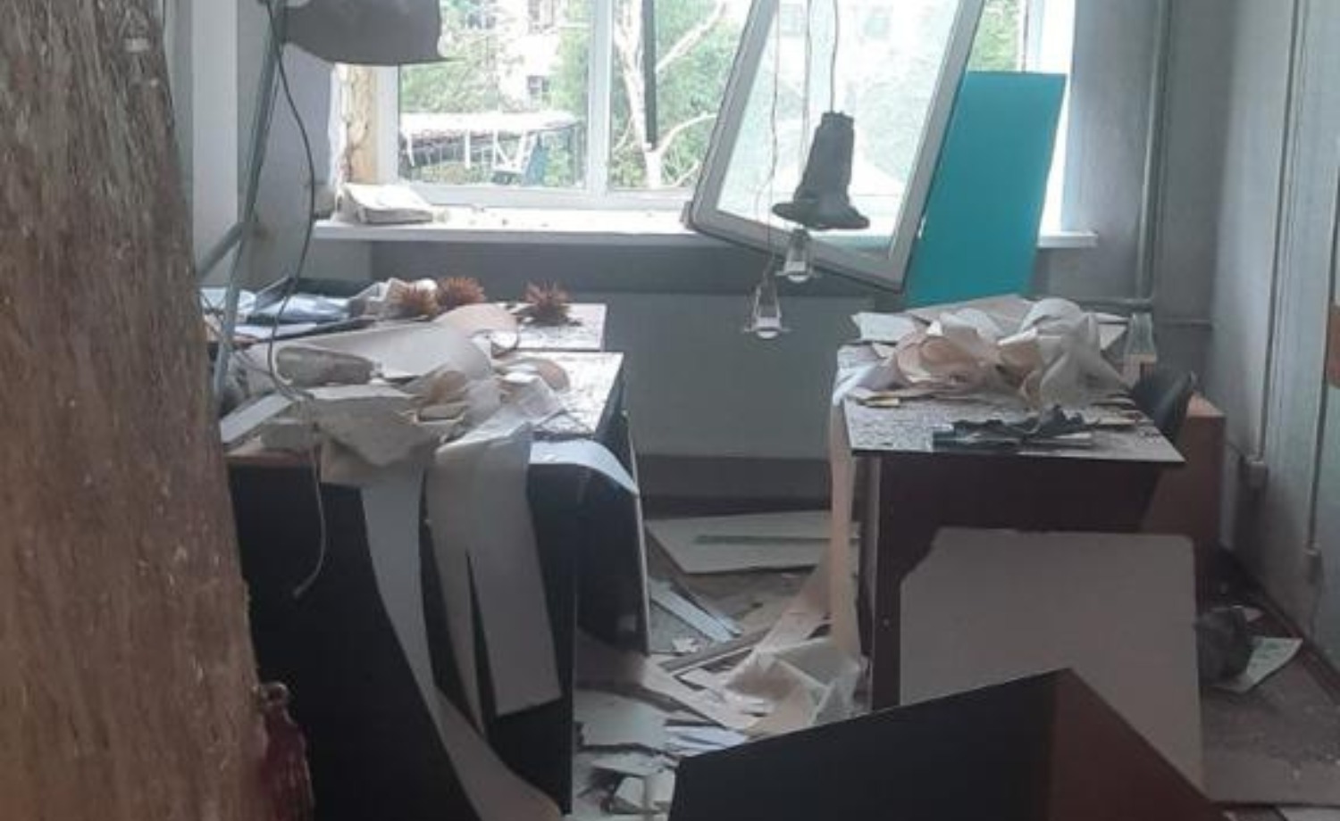 Внаслідок обстрілу Харківщини в Ізюмі пошкоджено будівлю податкової та поранено працівницю. Фото № 5/4