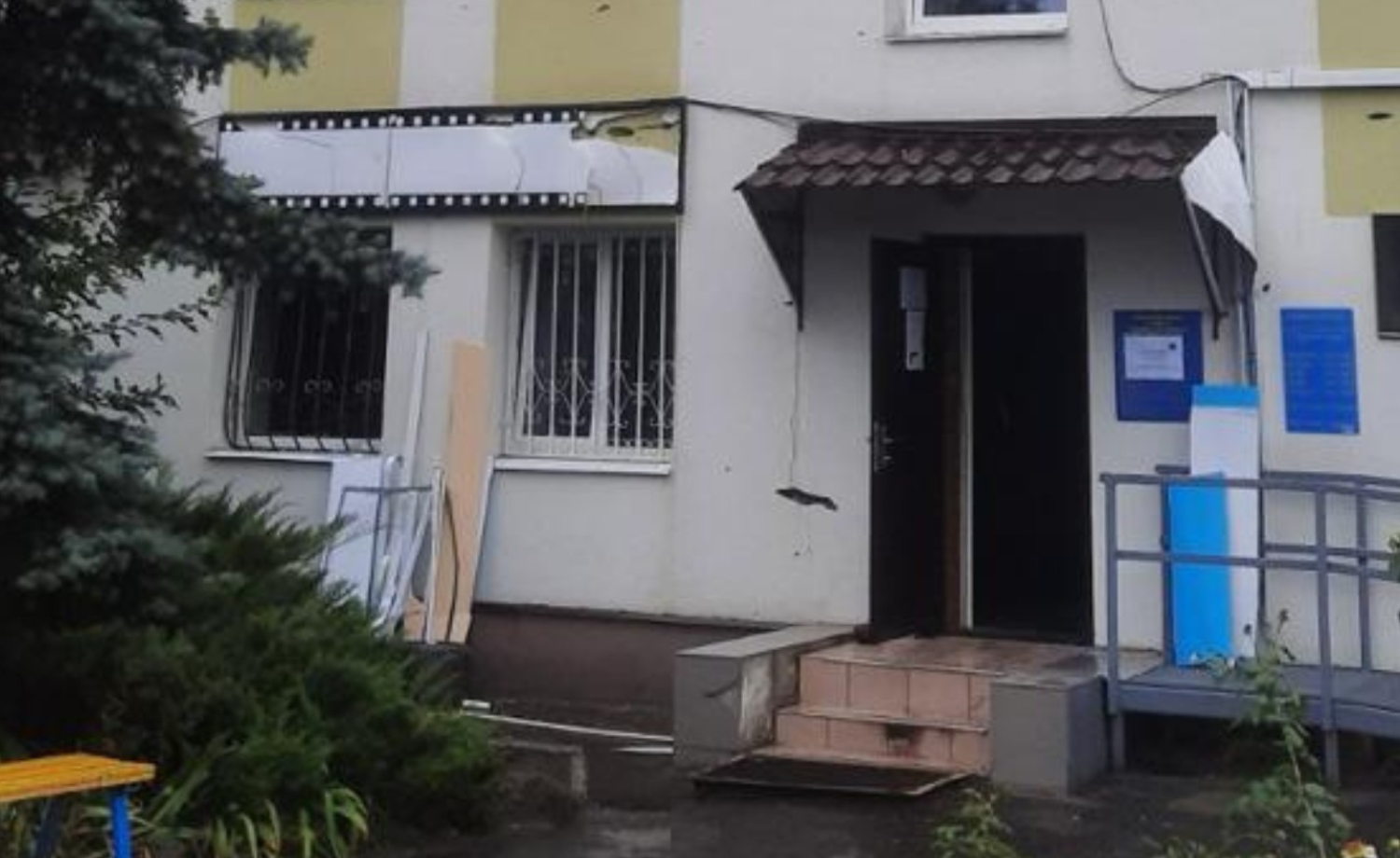 Внаслідок обстрілу Харківщини в Ізюмі пошкоджено будівлю податкової та поранено працівницю. Фото № 6/5